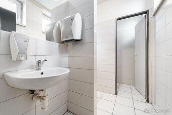 Ponúkame na predaj budovu pre obchod a služby vo frekventova