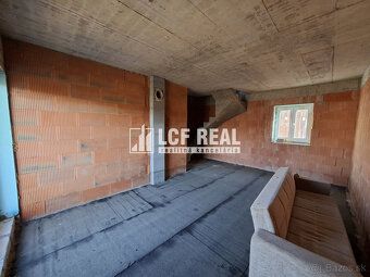LCF Real Vám ponúka na predaj uzavretú hrubú stavbu chaty so