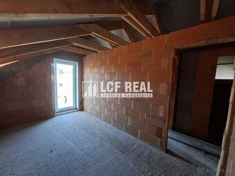 LCF Real Vám ponúka na predaj uzavretú hrubú stavbu chaty so