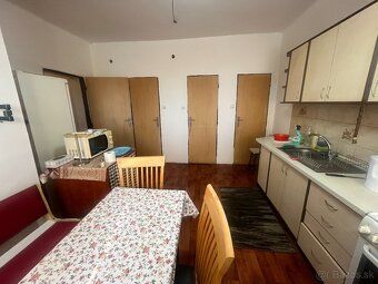 - 2 - izbový rodinný dom - pekný rovinatý pozemok 1109 m2 - 