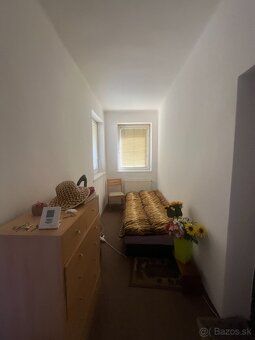 - 2 - izbový rodinný dom - pekný rovinatý pozemok 1109 m2 - 