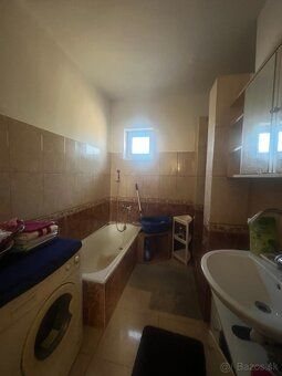 - 2 - izbový rodinný dom - pekný rovinatý pozemok 1109 m2 - 
