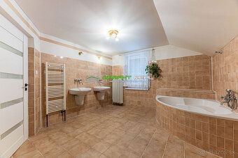 Ponúkame na predaj 2-podlažný rodinný dom, 6-izbový  s garáž