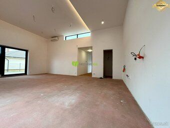 Hľadáte domov, ktorý kombinuje modernú architektúru, nadštan