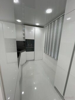 Ponúkam na prenájom priestranný a moderne zrekonštruovaný 2-