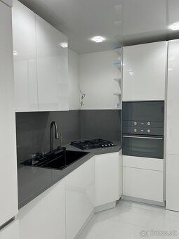 Ponúkam na prenájom priestranný a moderne zrekonštruovaný 2-