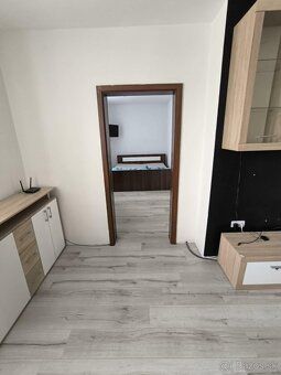 Predám krásny priestranný 78m2 byt v staršej bytovke v Pustý