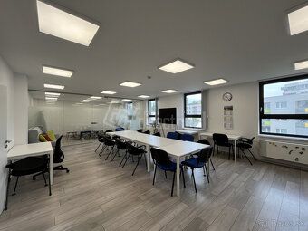 NOVÉ ADMINISTRATÍVNE PRIESTORY 371 M2 V PETRŽALKE PRI VLAKOV