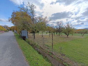 Ponúkame vám na predaj slnečný, rovinatý pozemok určený na b