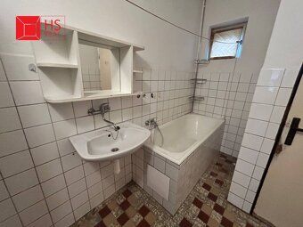 Ponúkam na predaj starší 3-izbový rodinný dom v obci Dvory n