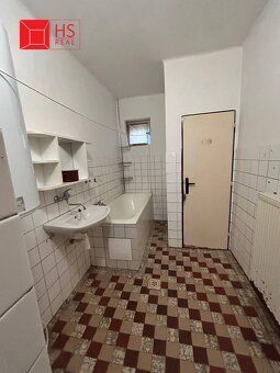Ponúkam na predaj starší 3-izbový rodinný dom v obci Dvory n
