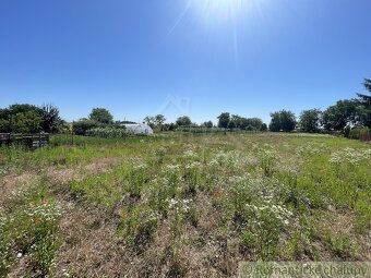 Ponúkame na predaj veľký pozemok o výmere 2 300 m² s ideálny