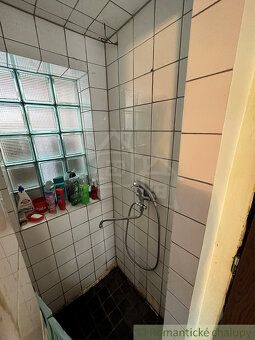 Murovaná poschodová chatka sa nachádza v chatovej oblasti pr