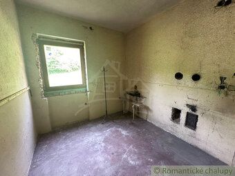 Dom sa nachádza na okraji lesa, neďaleko Kokavy nad Rimavico