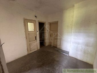 Dom sa nachádza na okraji lesa, neďaleko Kokavy nad Rimavico