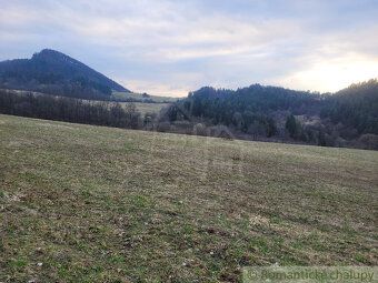 Väčší rekreačný pozemok pod lesom s krásnym výhľadom nad obc