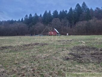 Väčší rekreačný pozemok pod lesom s krásnym výhľadom nad obc