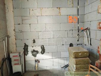 Tehlový čiastočne rekonštruovaný priestranný slnečný rodinný