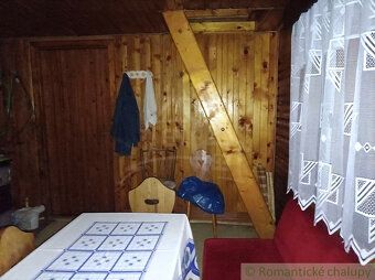 Chaty sa nachádzajú na spoločnom pozemku uprostred lesa na s
