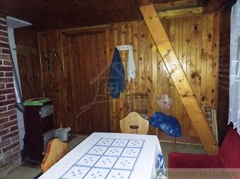 Chaty sa nachádzajú na spoločnom pozemku uprostred lesa na s