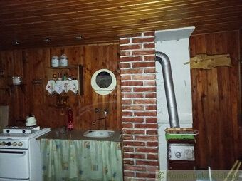 Chaty sa nachádzajú na spoločnom pozemku uprostred lesa na s