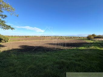 Rozľahlý pozemok o rozlohe vyše 2800 m2 sa nachádza na samot