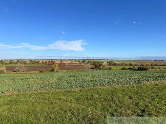 Rozľahlý pozemok o rozlohe vyše 2800 m2 sa nachádza na samot