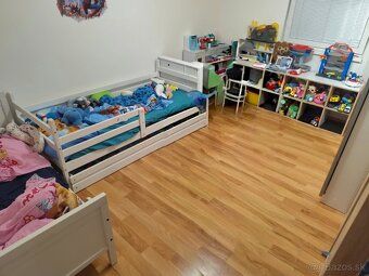 ponúkam na predaj 4 izbový rodinný dom v obci Žitavce. Drevo
