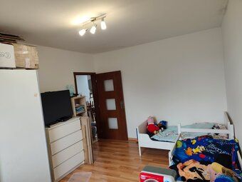 ponúkam na predaj 4 izbový rodinný dom v obci Žitavce. Drevo