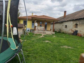 ponúkam na predaj 4 izbový rodinný dom v obci Žitavce. Drevo