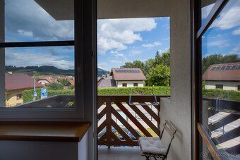 Ponúkame na predaj priestranný a svetlý apartmán nachádzajúc