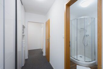 Ponúkame na predaj priestranný a svetlý apartmán nachádzajúc