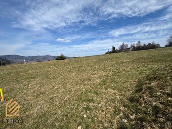Ponúkame na predaj slnečný stavebný pozemok s panoramatickým