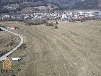 Ponúkame na predaj slnečný stavebný pozemok s panoramatickým