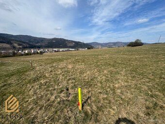 Ponúkame na predaj slnečný stavebný pozemok s panoramatickým