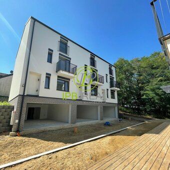 Úplne nový moderný 5-izb. rodinný dom s dvojgarážou v Stupav