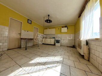 NA PREDAJ 5 izbový rodinný dom s pozemkom 1056m2 v meste Vrá