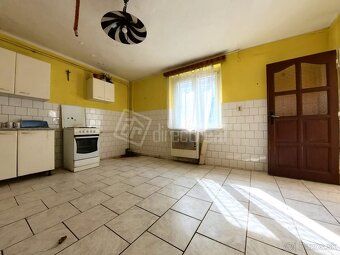 NA PREDAJ 5 izbový rodinný dom s pozemkom 1056m2 v meste Vrá