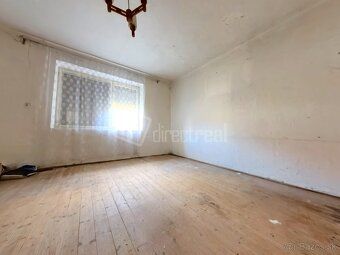 NA PREDAJ 5 izbový rodinný dom s pozemkom 1056m2 v meste Vrá