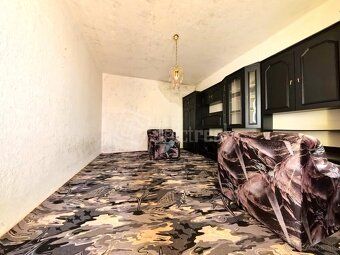 NA PREDAJ 5 izbový rodinný dom s pozemkom 1056m2 v meste Vrá