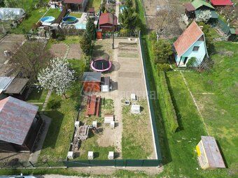 Záhradka v Šintave v blízkosti Váhu v kľudnej lokalite
Popis