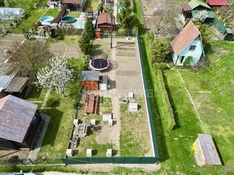 Záhradka v Šintave v blízkosti Váhu v kľudnej lokalite
Popis