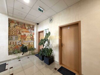 Ponúkame na prenájom svetlý a klimatizovaný kancelársky prie