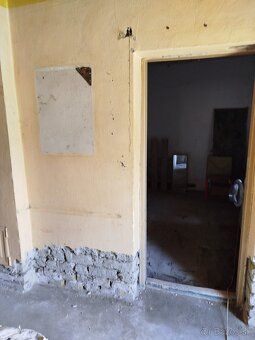 DOM S VEĽKÝM POTENCIÁLOM + POZEMOK 647 m² LEN HODINU OD BRAT
