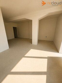 Na predaj ponúkame 3‑izbový holobyt o výmere 98,07 m², ktorý