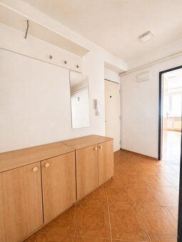 Ponúkame na predaj priestranný 2-izbový byt s výmerou 58 m²,