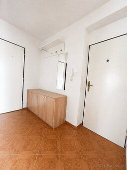 Ponúkame na predaj priestranný 2-izbový byt s výmerou 58 m²,
