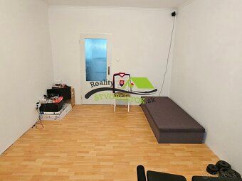 PREDANÉ Ponúkame na predaj veľký a svetlý trojizbový byt s b