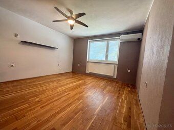🏡 PRIESTRANNÝ 3-IZBOVÝ BYT S BALKÓNOM, GARÁŽOU A ZÁHRADKOU V