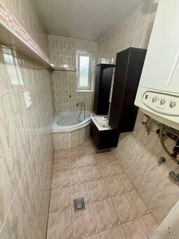 🏡 PRIESTRANNÝ 3-IZBOVÝ BYT S BALKÓNOM, GARÁŽOU A ZÁHRADKOU V